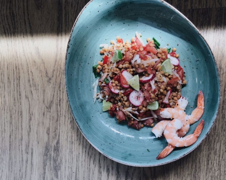 Ensalada de lentejas y langostinos