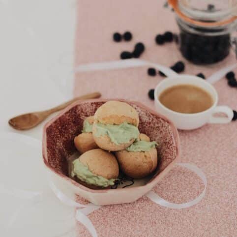 pan de queso con aguacate