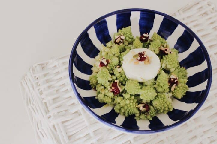 Romanescu con huevo escalfado portada