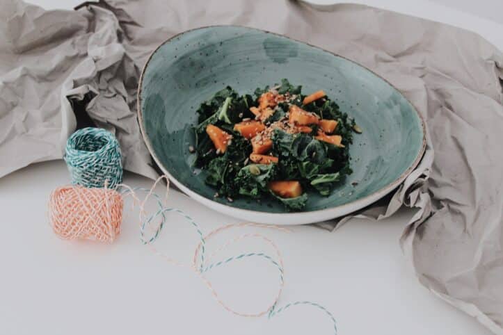 Raw food kale papaya ensalada