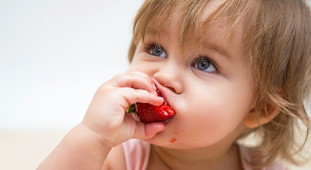 Beneficios del BLW niño comiendo