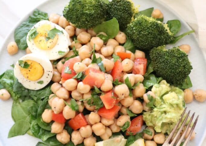 Ensalada de garbanzos y huevo