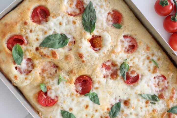 Focaccia de tomate y albahaca