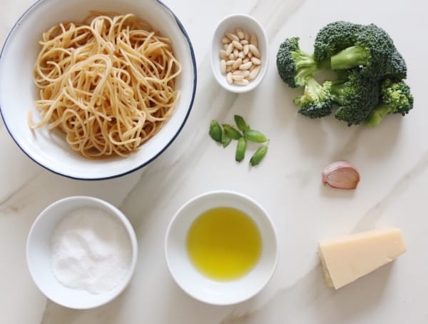 Ingredientes de espagueti con pesto de brócoli