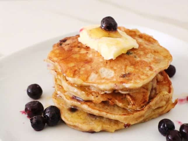 tortitas de plátano y arándanos