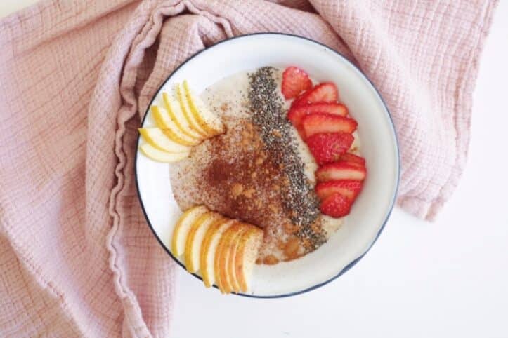Porridge de manzana y fresas