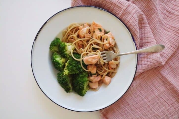 Tallarines salteados con salmón