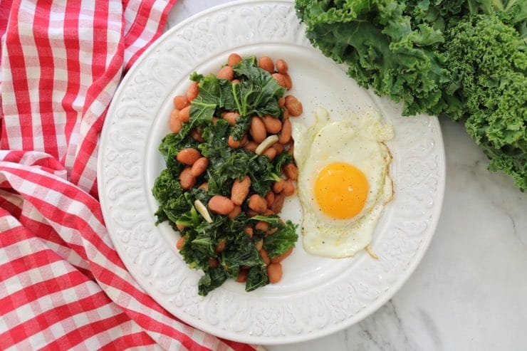 salteado de alubias con kale