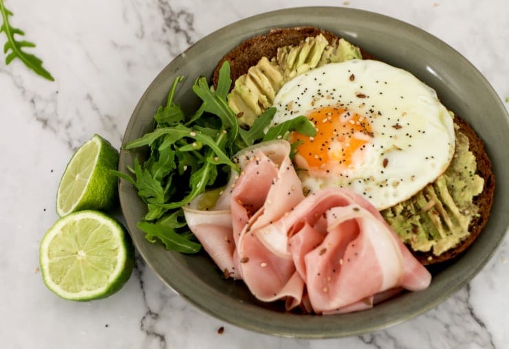 Tostadas de aguacate huevo y jamón cocido