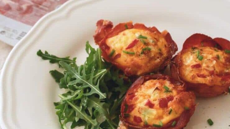 cestas de jamón y huevo con verduras