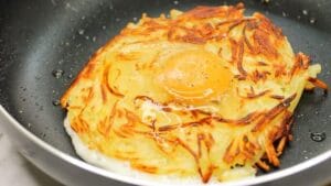 nido de patata con huevo