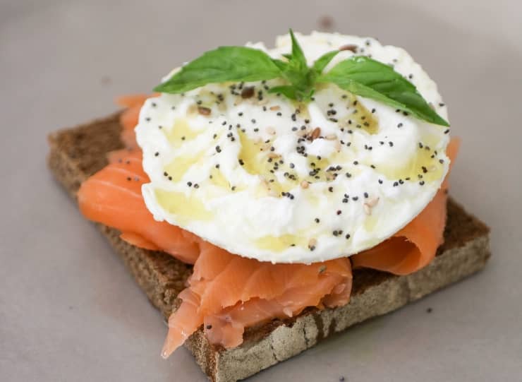 Tosta de salmón y huevo