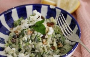 ensalada de queso de cabra y salsa de mostaza