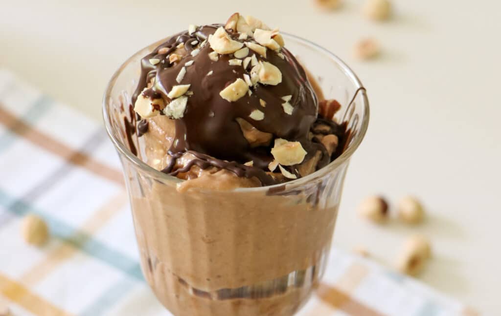 helado de chocolate con crema de cacahuete